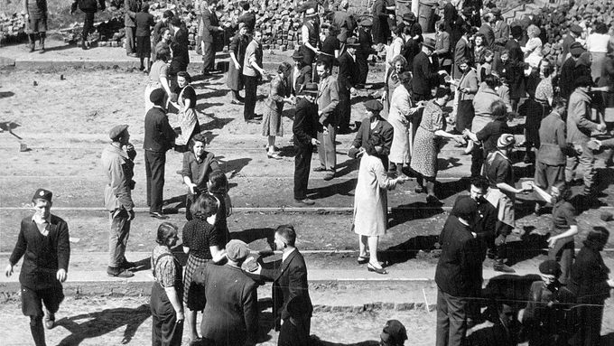 Pražané staví barikádu během pražského povstání v květnu 1945. Přesná lokace neuvedena.