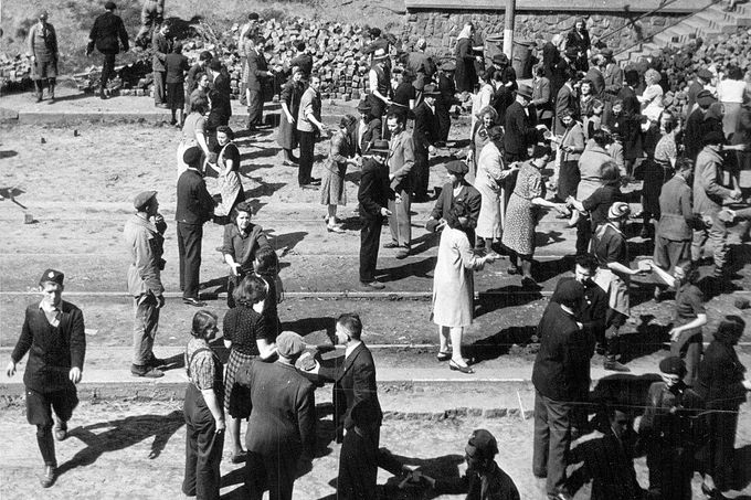 Pražané staví barikádu během pražského povstání v květnu 1945. Přesná lokace neuvedena.