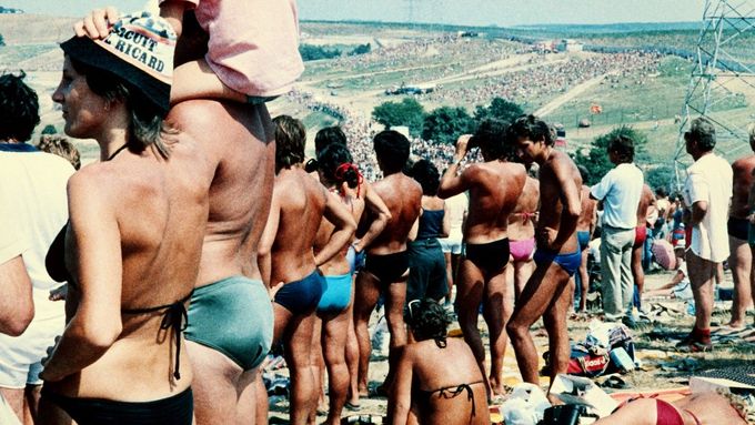 Vůbec první Velká cena formule 1 v Maďarsku se v roce 1986 jela v letním parnu. Tomu odpovídalo i často spoře oblečené publikum.