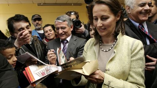 French Socialist party politician Segolene Royal (R) campaigns with Socialist candidate for the upcoming local elections Pierre Cohen (C), during a visit to Toulouse, south-western France March 5, 2008. REUTERS/Jean-Philippe Arles (FRANCE)