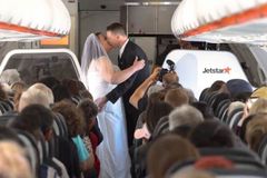Svatba v oblacích. Pár uzavřel sňatek během letu mezi Austrálií a Novým Zélandem