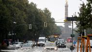 Déšť nejvíce zasáhl oblast parku Tiergarten. Kvůli zatopeným cestám musel být zastaven provoz na ulici Klingelhöferstraße.