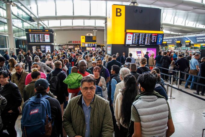 Na největším londýnském letišti Heathrow se kvůli nedostatku personálu a zvýšené poptávce po cestování tvoří dlouhé fronty, snímek z 31. května 2022.