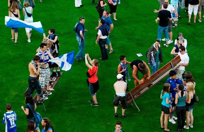 Fanoušci švýcarského klubu FC Luzern si vítězství nad Luganem pořádně užili. Ihned po vítězství začali Allmend Stadion rozebírat, odnášeli si i brankové konstrukce a na jedná z tribun zapálili oheň. Pro stařičký stadion to byl po pětasedmdesáti letech po