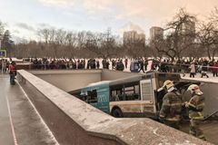 Linkový autobus vjel v Moskvě do podchodu, zemřeli čtyři lidé. Vůz se sám rozjel, tvrdí řidič