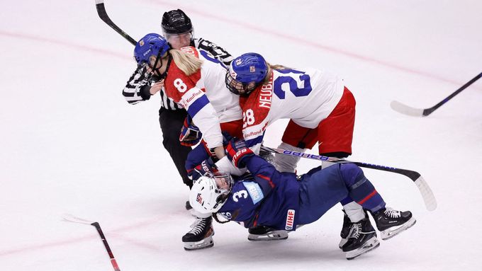 Američanka Cayla Barnesová si souboj s Českem bude pamatovat určitě. Takto ji totiž k ledu poslaly Tereza Pištěková a Noemi Neubauerová