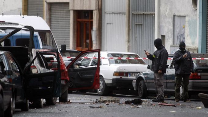 Policisté sbírají důkazy z místa výbuchu. Bilbao, Španělsko
