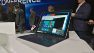 Samsung Galaxy Tab Pro S: Samsung představil tablet s operačním systémem Windows 10, a protože patří do rodiny Galaxy Tab S, má krásný OLED displej s vysokým rozlišením 2560 x 1440 bodů na úhlopříčce 12,5“. Samsung pro tablet vyvinul i povedenou klávesnici.