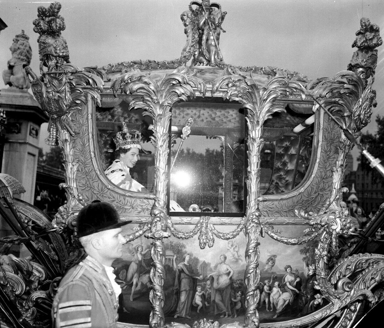 Královna Alžběta II., korunovace, historie, Velká Británie, Zahraničí