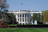 Tady jsme v Americe a hraje se o výsadu mít pracovnu v Bílém domě, jednom ze symbolů Spojených států.
