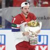 David Špaček s pohárem pro mistry světa po finále MS 2024 Česko - Švýcarsko