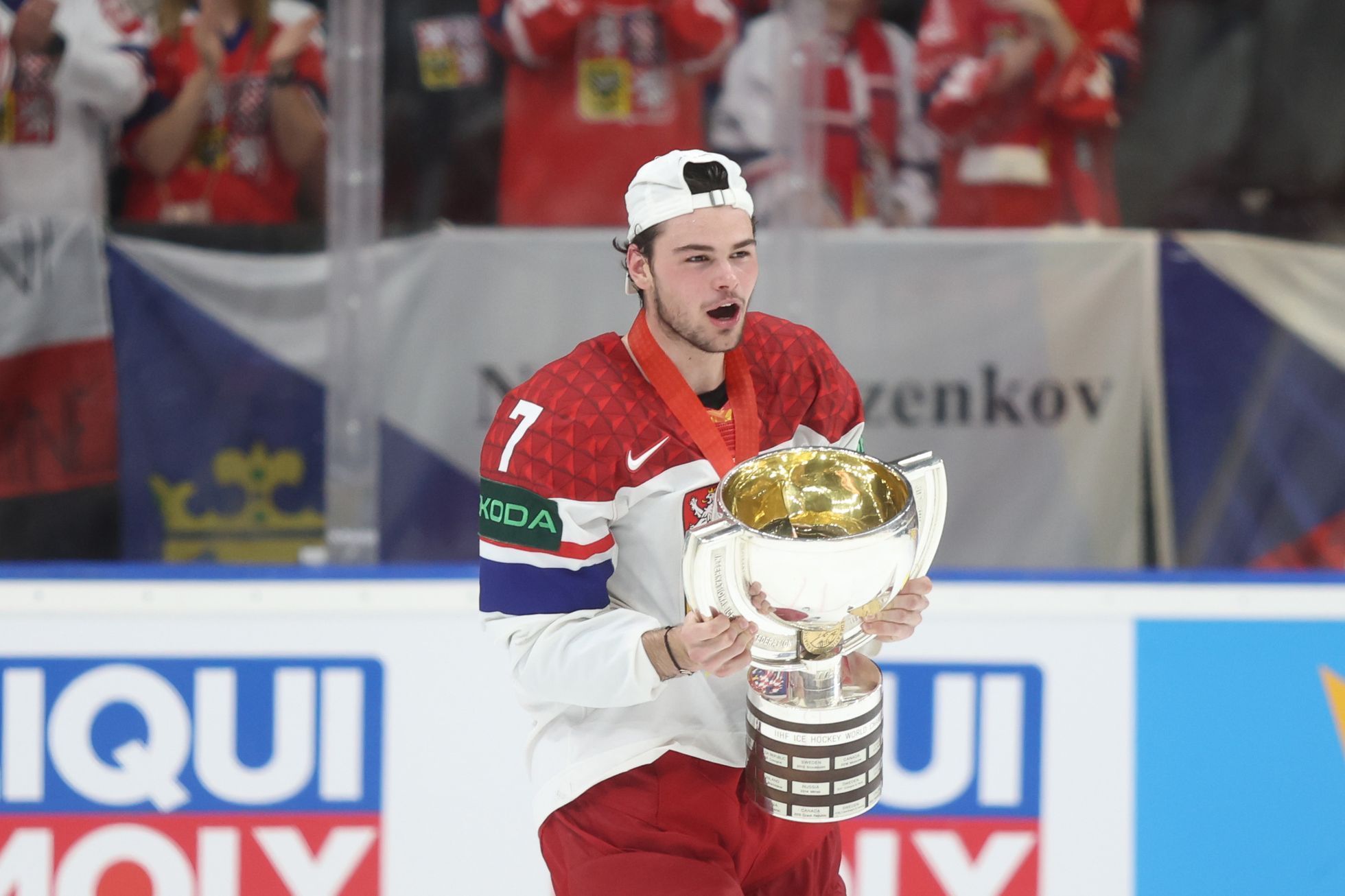 David Špaček s pohárem pro mistry světa po finále MS 2024 Česko - Švýcarsko