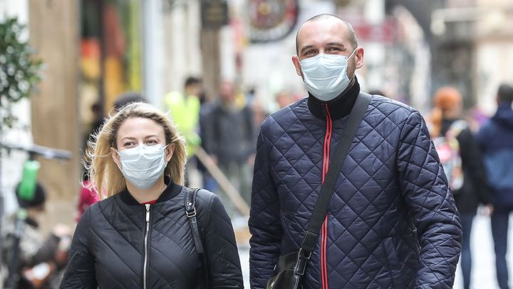 Na testy na koronavirus jsou fronty, připustil Prymula. Umožní je všem, ale za peníze