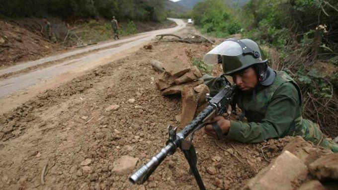 Bolivijský voják střeží silnici k továrně na zpracování plynu v departmentu Santa Cruz