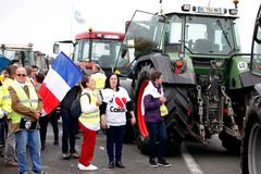 Francii ovládne "Operace hlemýžď". Řidiči zablokují silnice kvůli drahému benzinu