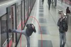 Agresivní muž prokopl okno metra. Policie po vandalovi pátrá, hrozí mu až rok za mřížemi