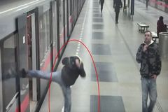 Agresivní muž prokopl okno metra. Policie po vandalovi pátrá, hrozí mu až rok za mřížemi