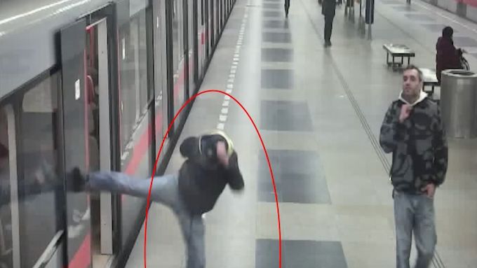 Agresivní muž kopl do okénka metra. Způsobil tak škodu za 30 tisíc