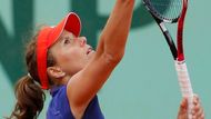 Americká tenistka Valvara Lepchenková returnuje proti Češce Petře Kvitové během osmifinále French Open 2012. Příliš potíží české tenistce nedělala.