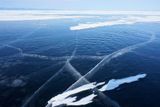 Co však zklamalo, bylo zamrzání Bajkalu. Mrzlo až praštělo, bylo kolem dvaceti pod nulou, jak se na Sibiř sluší. Nicméně jezero ne a ne se pokrýt souvislým a poctivým ledem. Je to smůla, touhle dobou bývá Bajkal dávno spolehlivě zamrzlý.