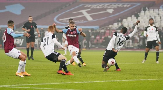 Tomáš Souček střílí rozhodující gól v duelu s Fulhamem.