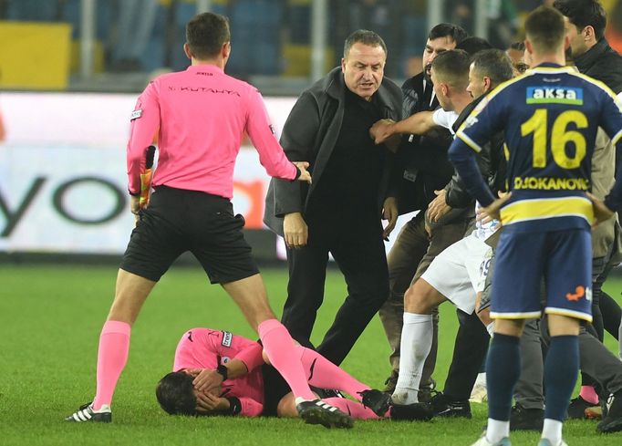 Soccer Football - Super Lig - MKE Ankaragucu v Caykur Rizespor - Eryaman Stadium - Ankara, Turkey - December 11, 2023 MKE Ankaragucu President Faruk Koca reacts as the re