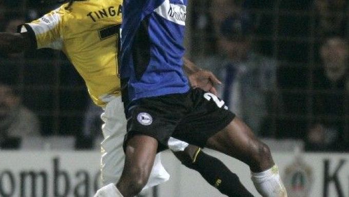 Sibusiso Zuma (vpravo) z Arminie Bielefeld v souboji s dortmundským Tingou v utkání německé Bundesligy.