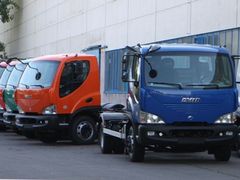 V areálu jsou dosud desítky hotových a rozpracovaných nákladních vozů.