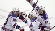 Radost hráčů Rangers po vstřelení branky ve třetím zápase série mezi Washington Capitals a New York Rangers