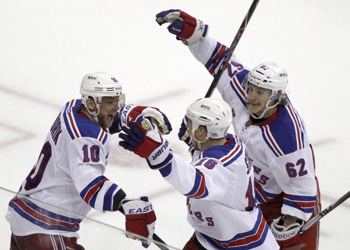 Radost hráčů Rangers po vstřelení brnaky ve třetím zápase série mezi Washington Capitals a New York Rangers