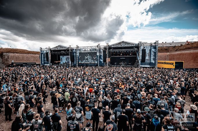 Snímek z prvního dne festivalu Brutal Assault.