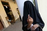 V Indii žije 13,4 procent muslimů. Tato muslimka pyšně ukazuje svůj fialový prst na důkaz toho, že již odvolila.