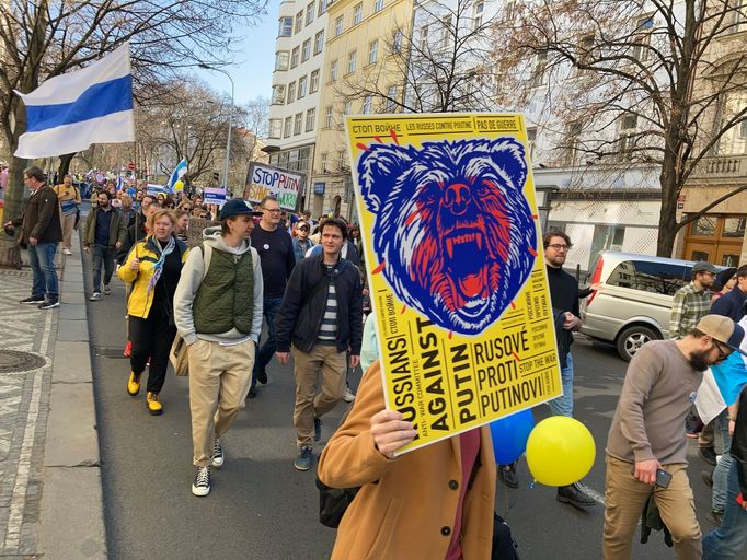 Rusové v Praze protestovali proti Putinovi a válce na Ukrajině