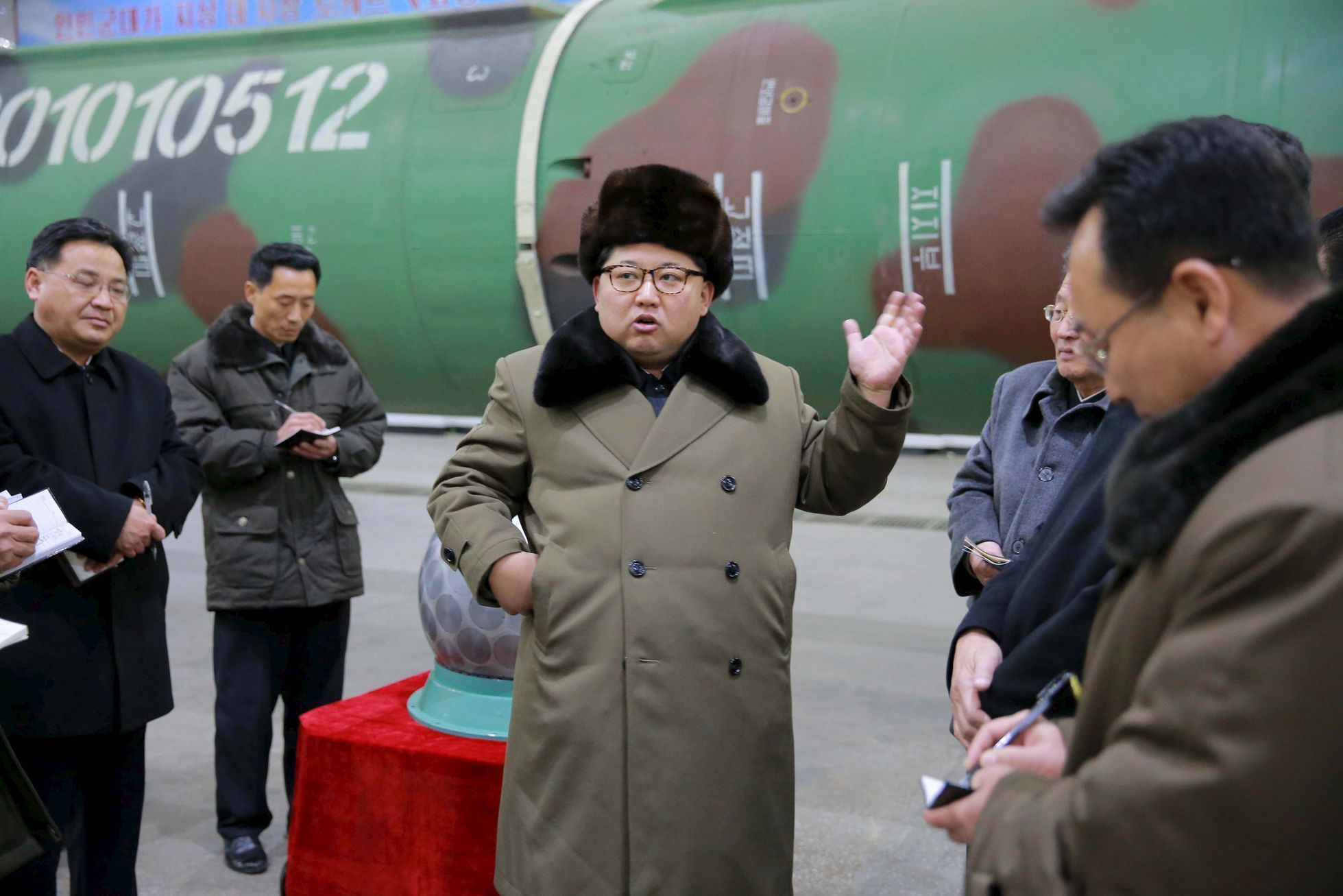 Kim Čong-un ve výzkumném středisku, kde se vyvíjejí jaderné zbraně.