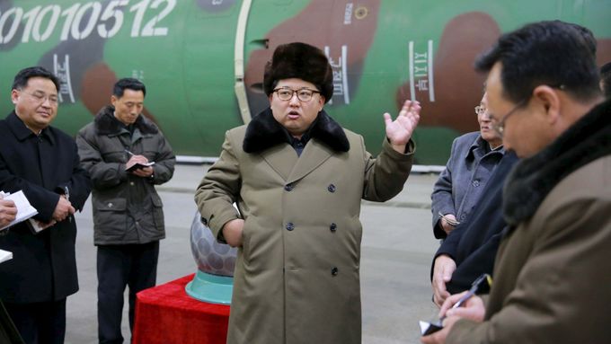 Severokorejský vůdce Kim Čong-un ve výzkumném středisku, kde KDLR vyvíjí jaderné zbraně.