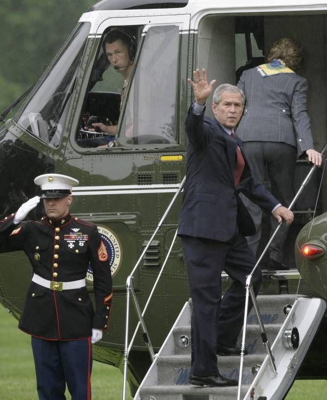 Prezidentský pár nejprve přeletěl z Bílého domů na základnu vrtulníkem