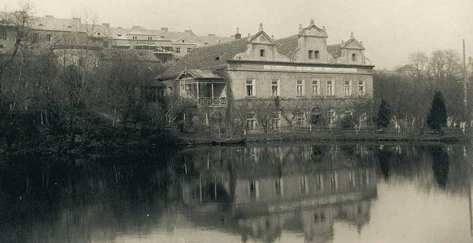 Jezírko a Vila-Zámeček ve 40. létech 20. století. Po znárodnění se v Zámečku od roku 1951 usídlil Obvodní dům pionýrů.