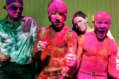Recenze: Red Hot Chili Peppers chytají nový dech, na The Getaway jim ještě tepe srdce muzikantů