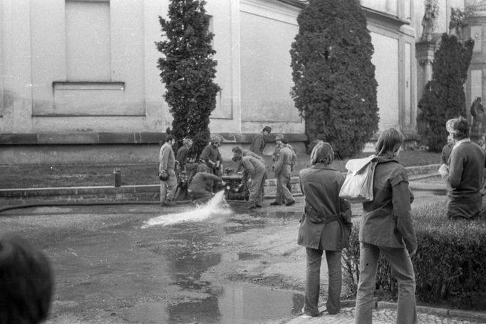 Hasičský zásah při požáru kláštera ve Svaté Hoře v Příbrami. 27. 4. 1978