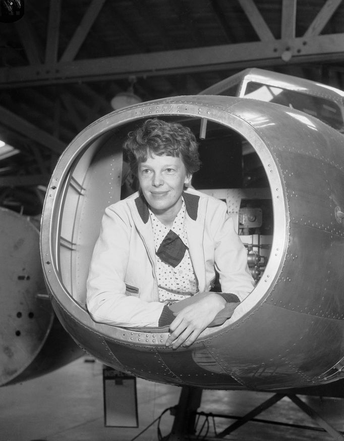 Amelia Earhartová pózuje ve své "létající laboratoři", speciálně upraveném letadle Lockheed Electra, které bylo dokončeno v roce 1936.