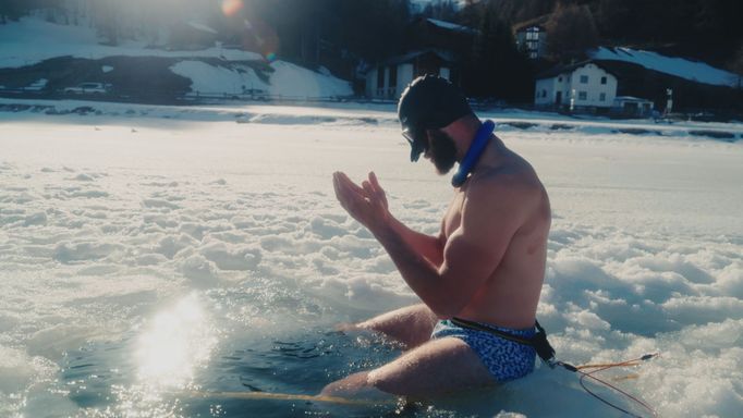 Jiří Procházka uplaval 30 metrů pod ledem