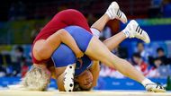 Zápas. I takto může vypadat olympijská disciplína - Jenny Fransson ze Švédska (v červeném) zápolí s Ali Bernardovou z USA během zápasu do 72kg ve volném stylu.