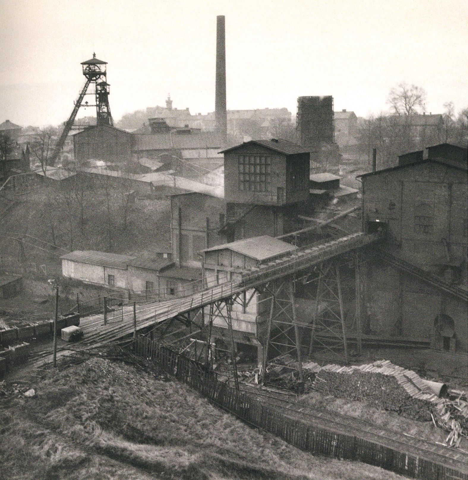 Kniha, Vzhůru dolů - Fotografické album průmyslového a kulturního dědictví uhelného hornictví ostravsko-karvinského revíru, Ostrava, Karviná, hornictví, historie, Magazín, Foto