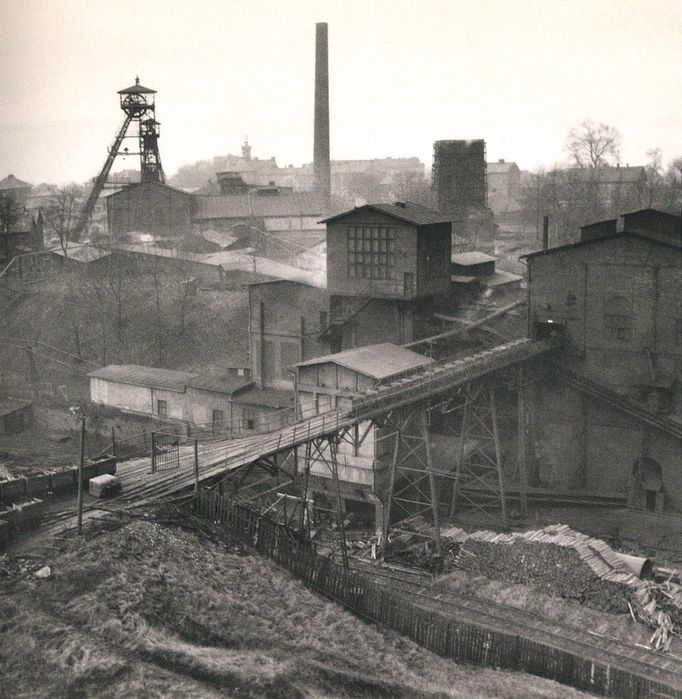 Ukázka z knihy Ondřeje Durczaka „Vzhůru do dolů! - Fotografické album průmyslového a kulturního dědictví uhelného hornictví ostravsko-karvinského revíru“ z roku 2023.