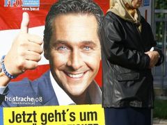 Heinz-Christian Strache na volebních plakátech z loňského roku.
