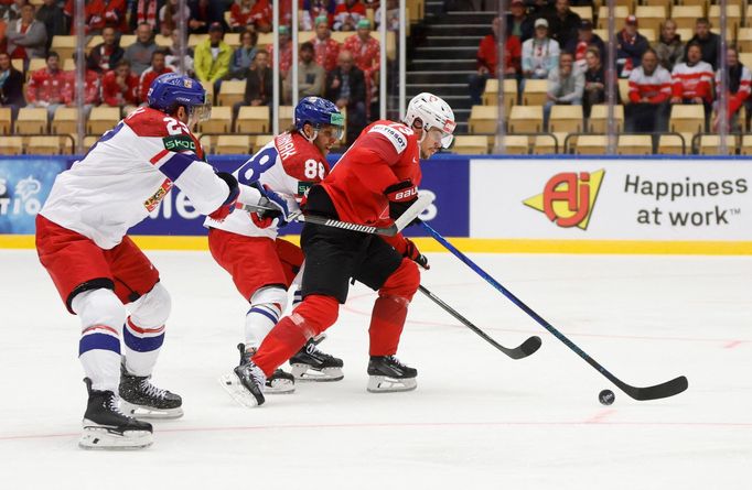 David Pastrňák, Lukáš Sedlák a Sandro Schmid v zápase MS 2025 Česko - Švýcarsko