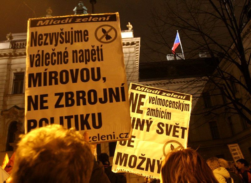 "Republiku nedáme" bylo poslední skandované heslo. Protestní akce by měly v sobotu pokračovat přímo v Jincích, v blízkosti vojenského prostoru.