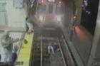 Video: Drama v metru. Opilá žena spadla na koleje