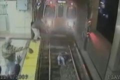 Video: Drama v metru. Opilá žena spadla na koleje