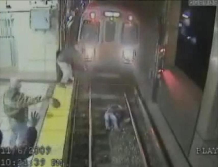 Metro zabrzdilo těsně před opilou ženou